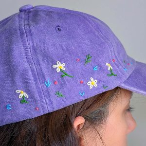 Gorra morada margaritas